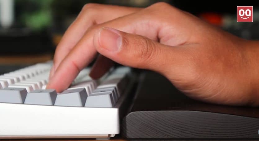 mechanical keyboard with wrist rest