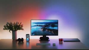 Read more about the article Choosing the Right Size Monitor for Your Desk: A Quick Guide