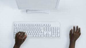 Read more about the article Best Ergonomic Mouse for Small Hands in 2026: 6 Picks That Fit